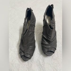Simply average Wang Size 9 Grey Peep Toe Booties